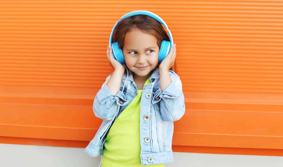 Persona escuchando audiolibros gratuitos en Amazon para aprender inglés. Recurso gratuito con narración en inglés y vocabulario para diferentes niveles.