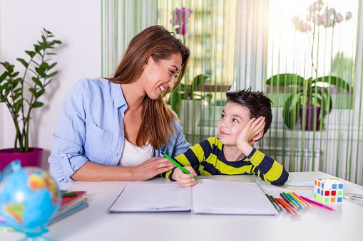 Consejos para repasar inglés en casa con niños mediante actividades diarias y divertidas.