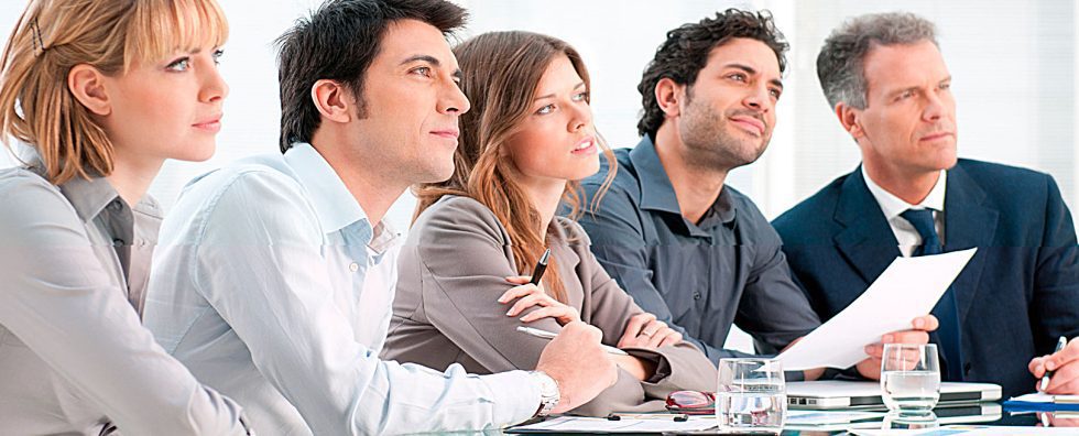 Profesionales participando en una formación de inglés para empresas para mejorar habilidades laborales.