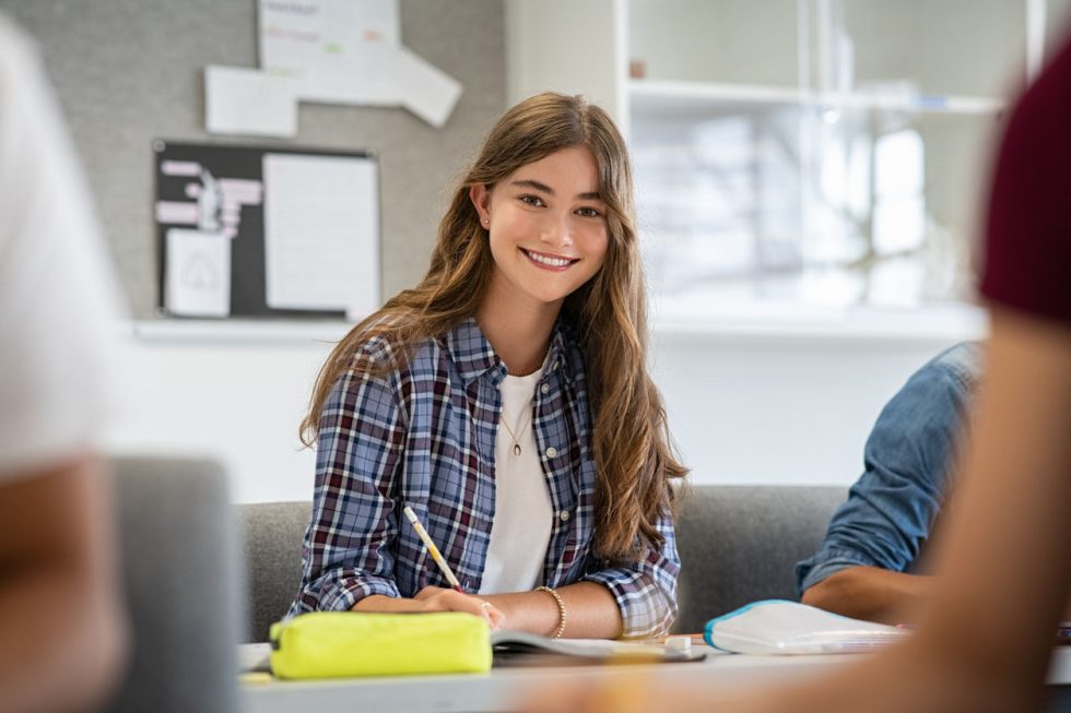 Estudiante preparándose para el examen Cambridge KET con materiales de estudio y estrategias prácticas