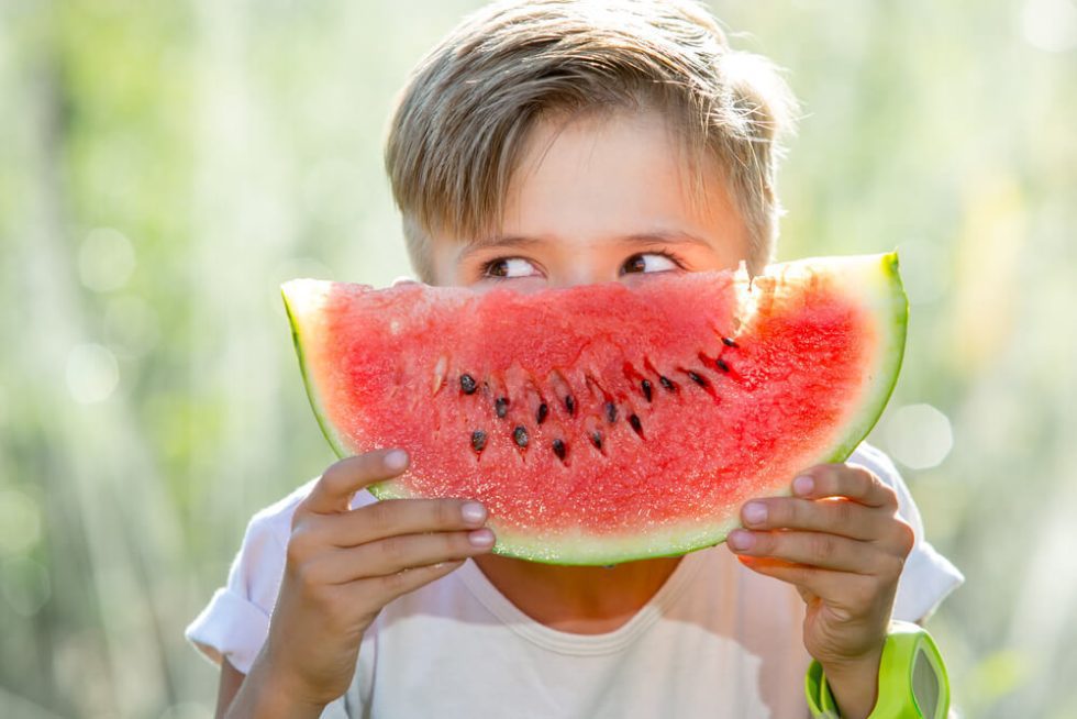 Frutas tropicales con etiquetas en inglés para aprender vocabulario relacionado con alimentos saludables.