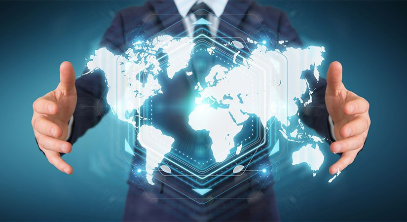 Equipo de trabajo colaborando eficazmente gracias a empleados bilingües que mejoran la comunicación.