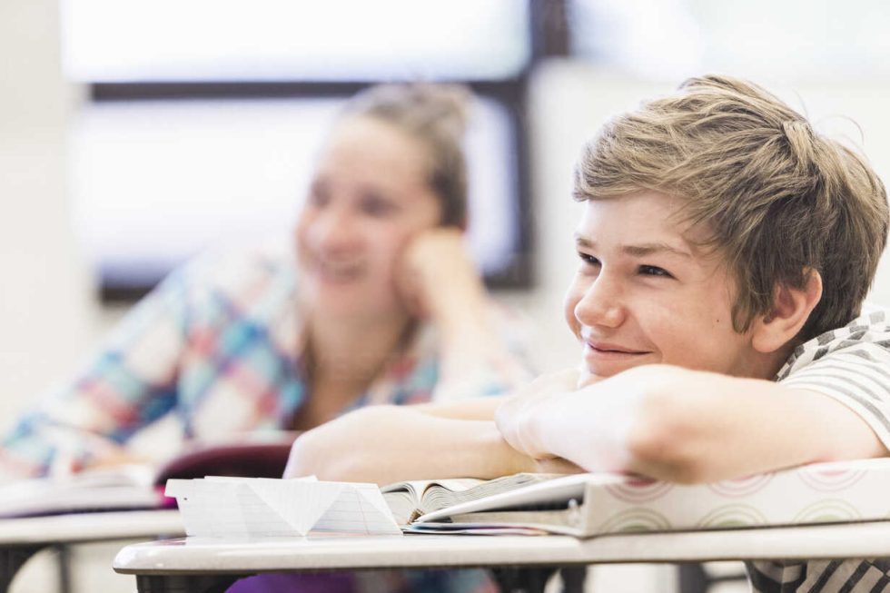 Estudiante preparando recursos gratuitos para el examen de Cambridge KET en clase