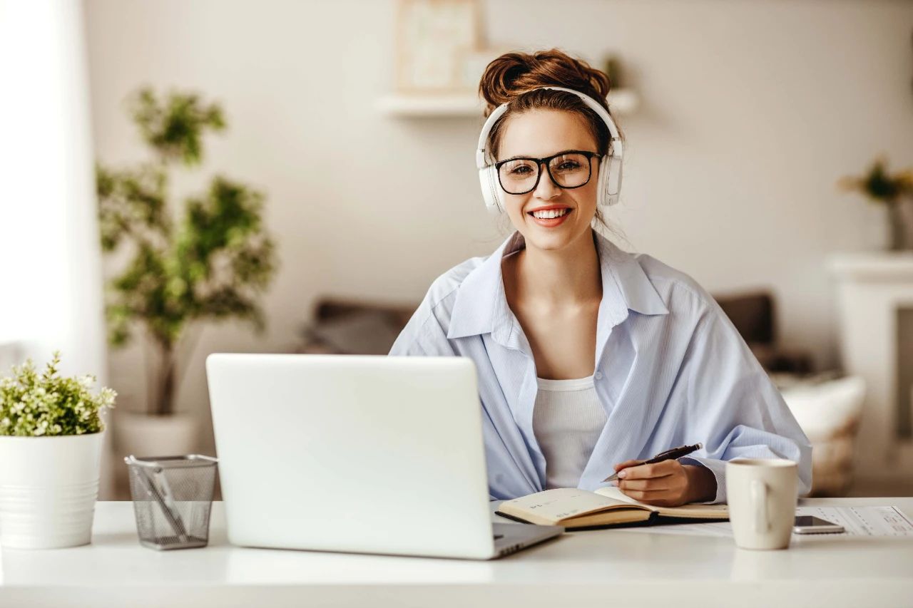 Estudiante online preparando sus objetivos de inglés para el nuevo curso escolar