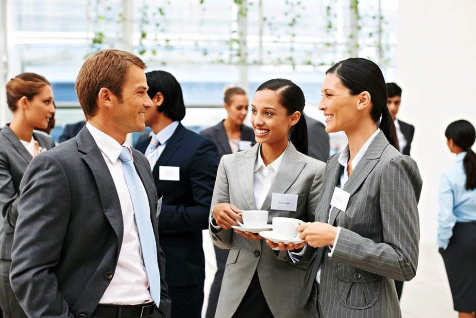 Profesionales haciendo networking en inglés durante un evento empresarial para crear contactos profesionales.
