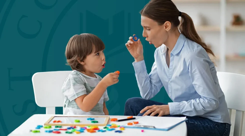 Niño preparando el examen Cambridge Starters con una profesora para aprender a organizar el tiempo de estudio.